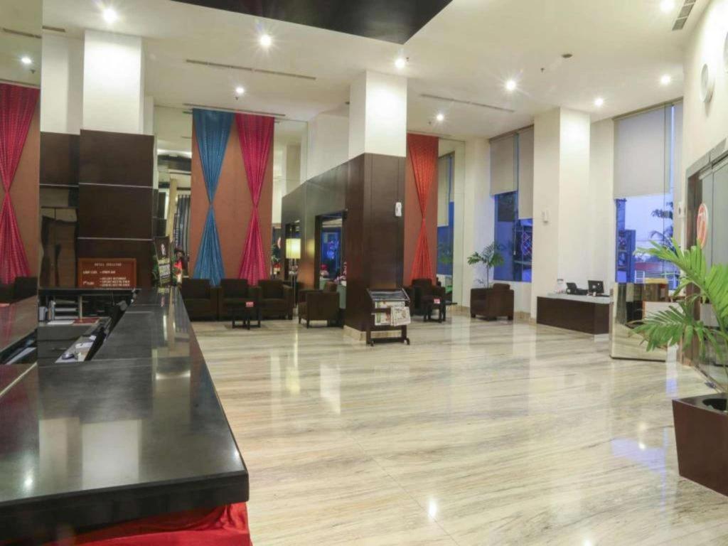 Almadera Hotel Makassar Exterior photo