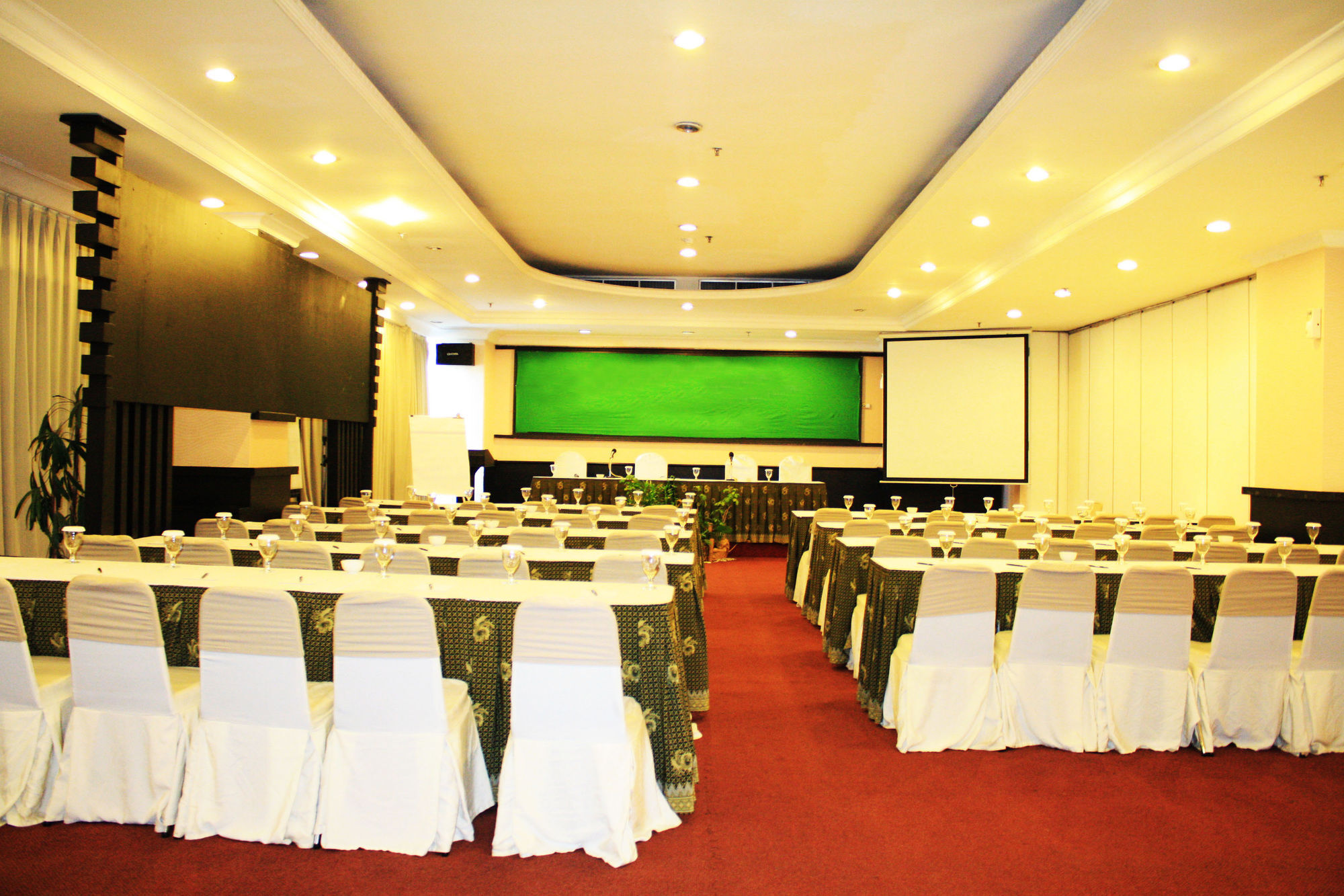 Almadera Hotel Makassar Exterior photo